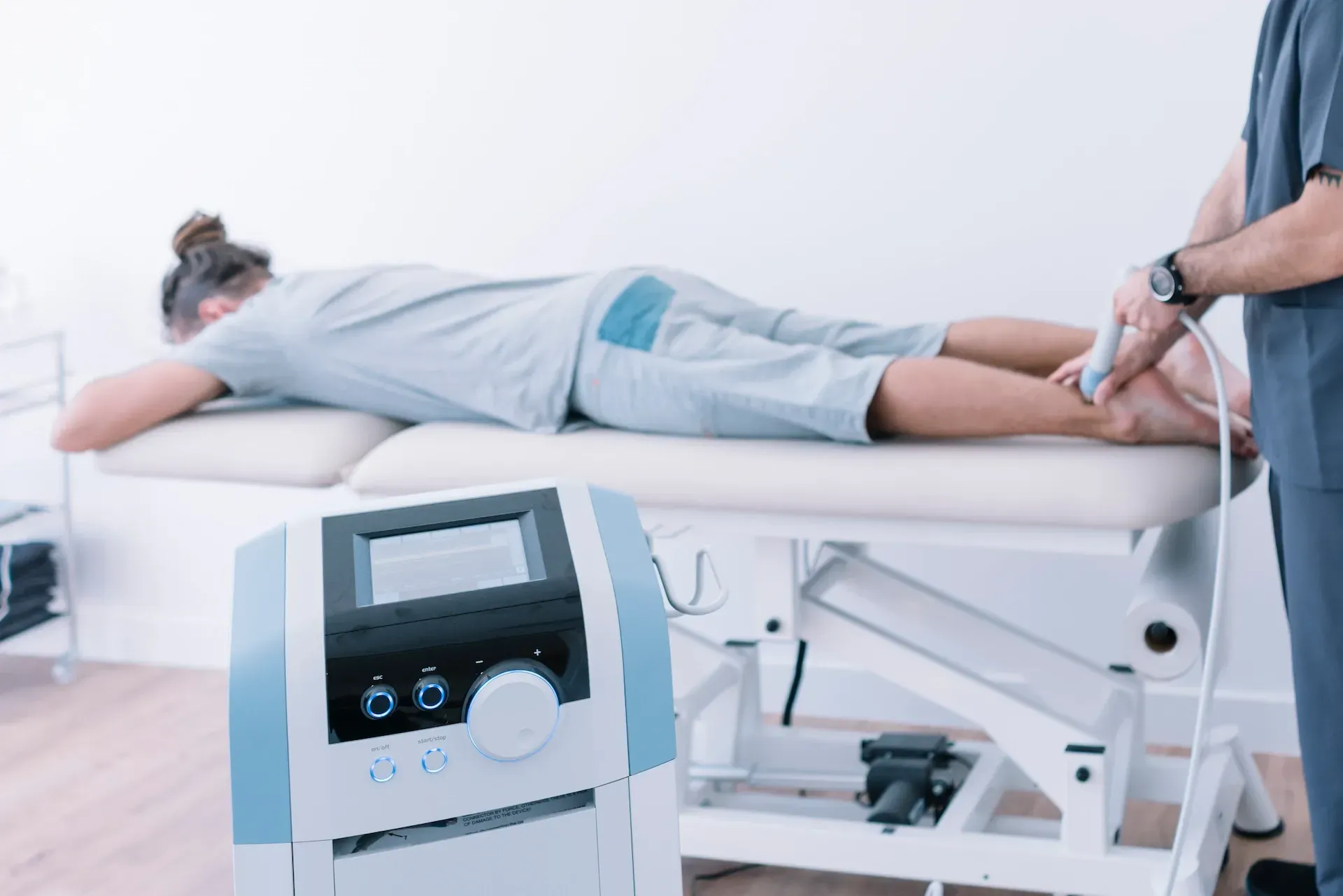 Shockwave therapy on a patient’s leg
